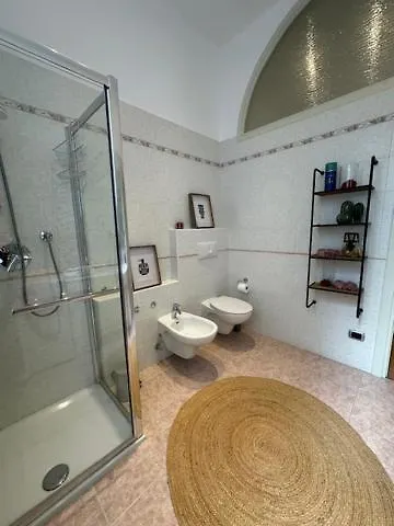 Dama In Center 科莫