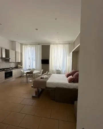 Dama In Center Apartment Como