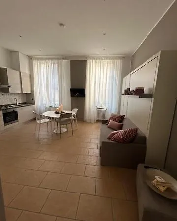 Dama In Center * Como