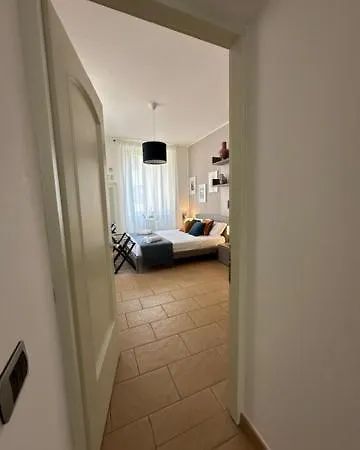 Dama In Center Apartment