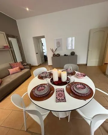 Dama In Center Apartment Como