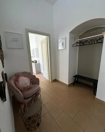 Dama In Center Apartment